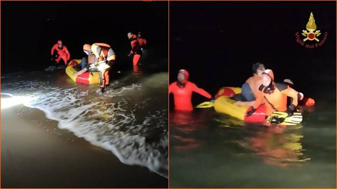 Focene, barca si incaglia sugli scogli e affonda: notte di paura per due pescatori