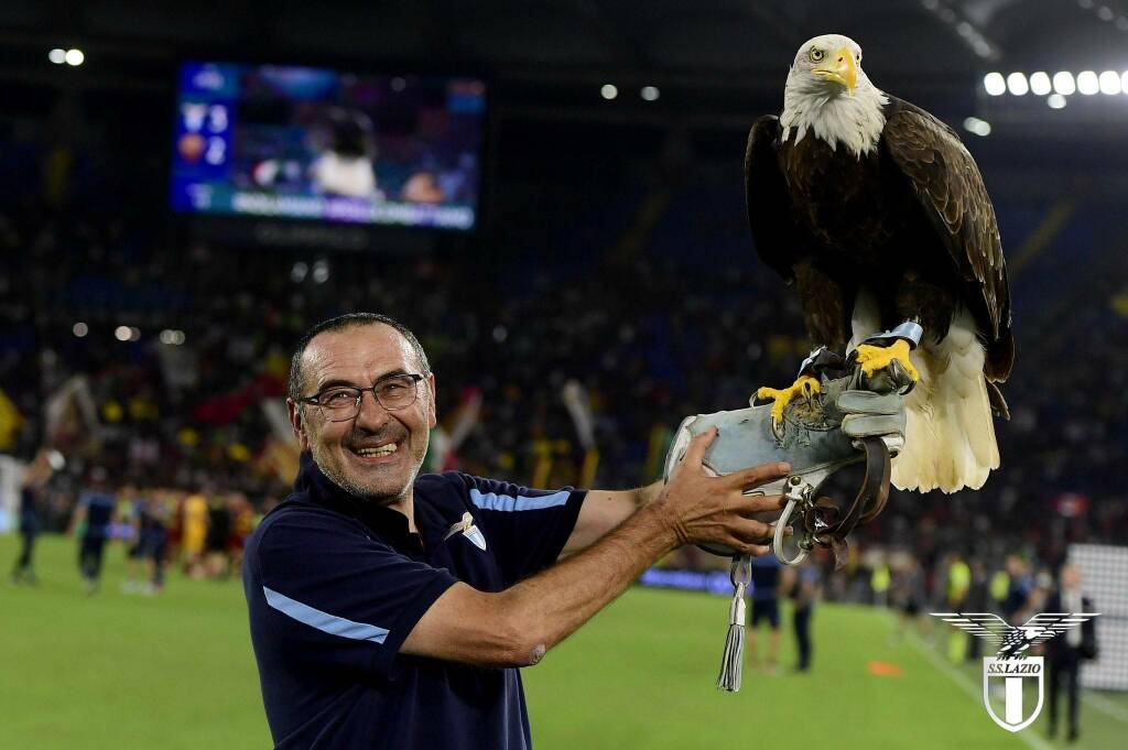 Lazio-Roma, Sarri festeggia con l’aquila Olimpia: “Dorme dietro la mia stanza a Formello”