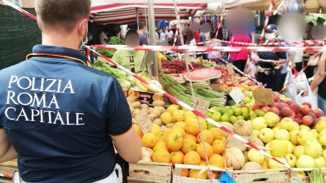Roma, venditori abusivi di frutta e verdura: sequestrati 6 quintali di prodotti ortofrutticoli