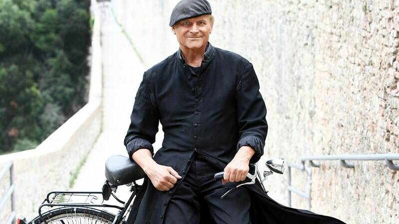 Dopo oltre 250 episodi Terence Hill lascia “Don Matteo”: finite le riprese della sua ultima scena