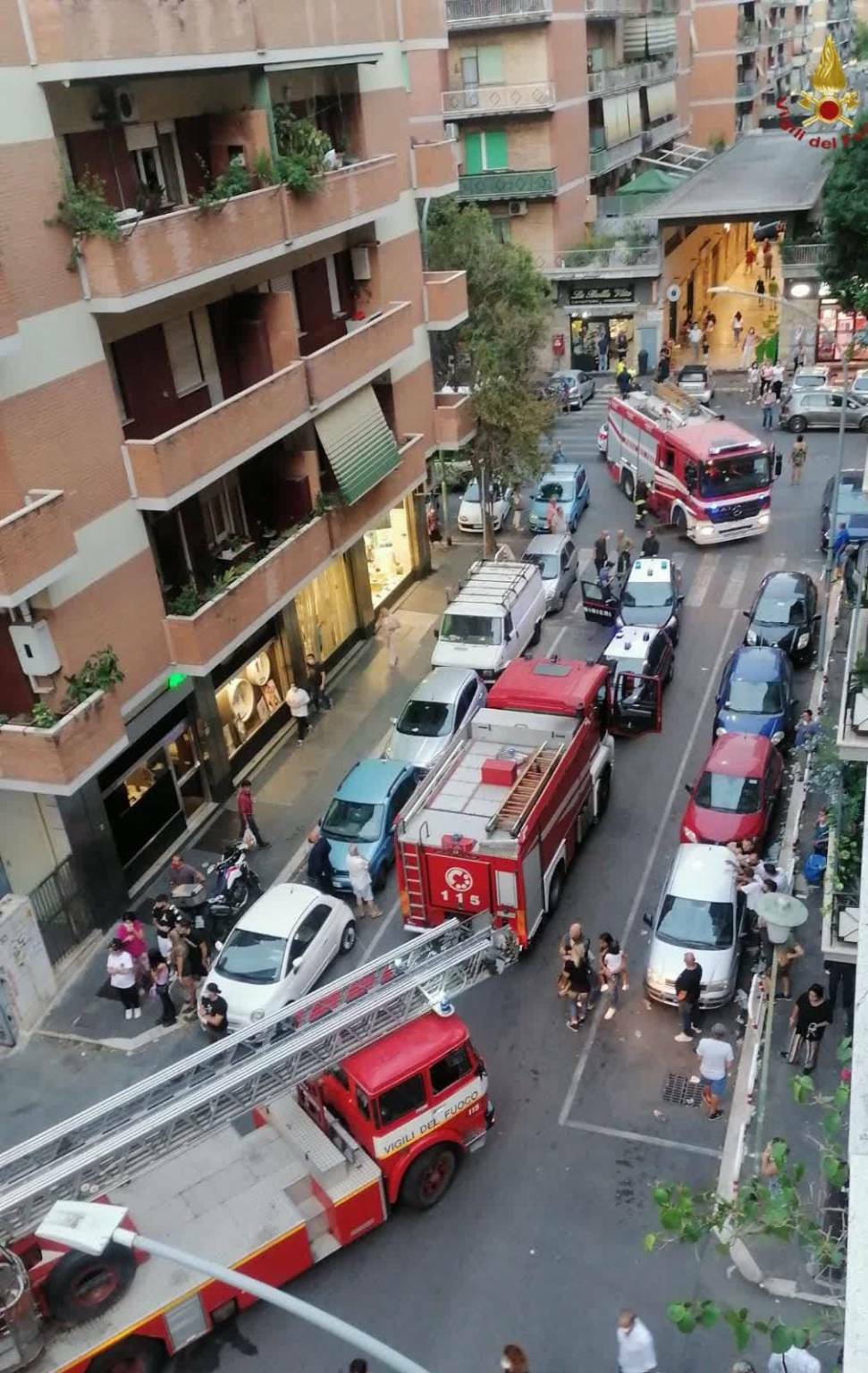 Roma, incendio rade al suolo un appartamento: all’interno il corpo senza vita di una 82enne