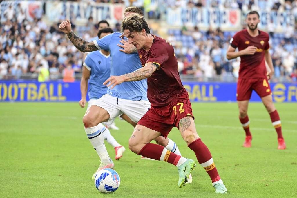 Lazio-Roma, il gestaccio di Zaniolo ai tifosi biancocelesti alla fine del Derby – VIDEO