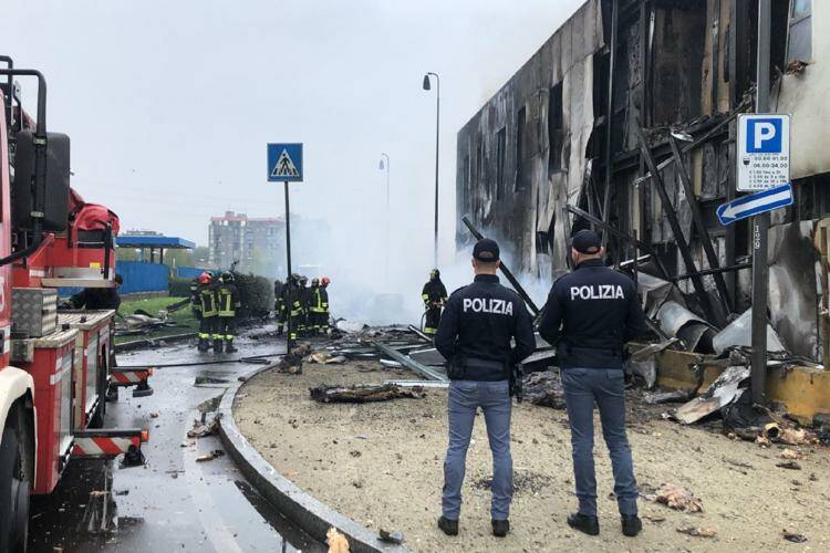 Tragedia a San Donato Milanese, precipita un aereo: 8 morti