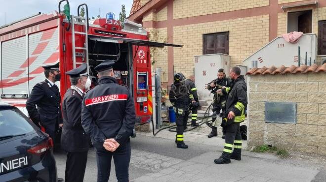 Casa in fiamme ad Ardea, dipendente comunale salva la proprietaria e il suo cane