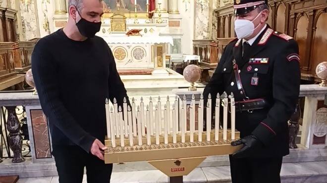 Ruba un candelabro dalla chiesa per intascare 50 euro in monete: arrestato