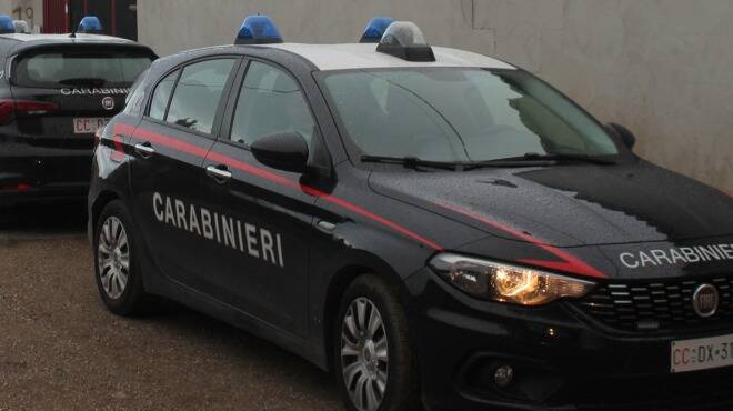 Terracina, litigano con i vicini e prendono a botte i carabinieri: arrestati madre e figlio