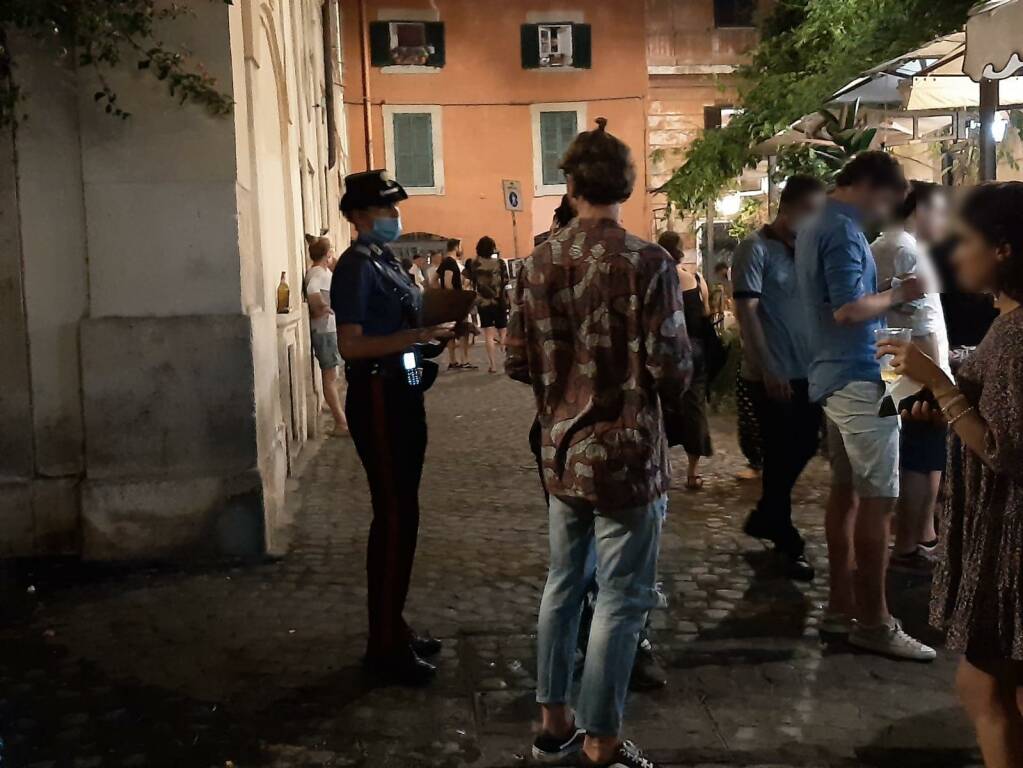 Roma, venditori abusivi in centro: per 4 scatta una multa di decine di migliaia di euro