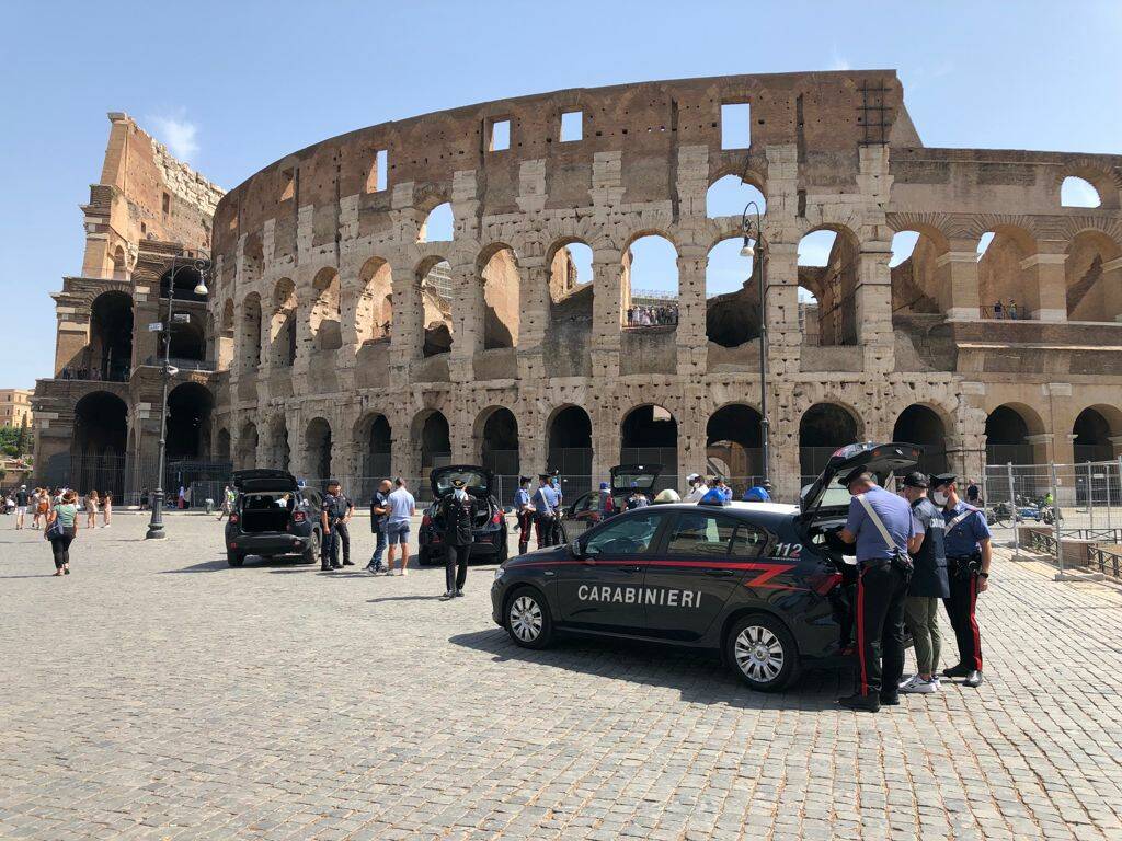 Roma, venditori abusivi in centro: per 4 scatta una multa di decine di migliaia di euro