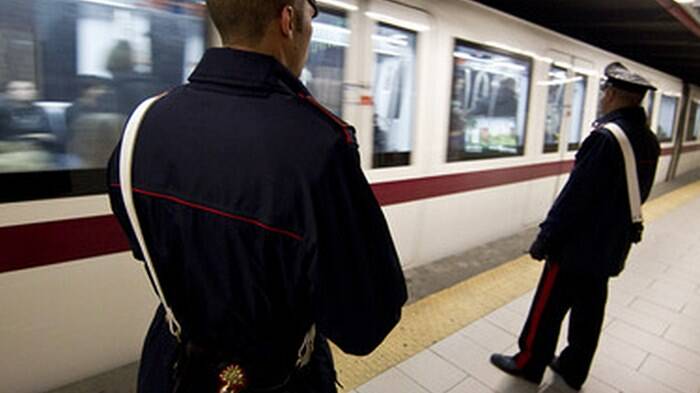 Roma, donna in stampelle derubata dello smartphone mentre sale sulla metro a Termini