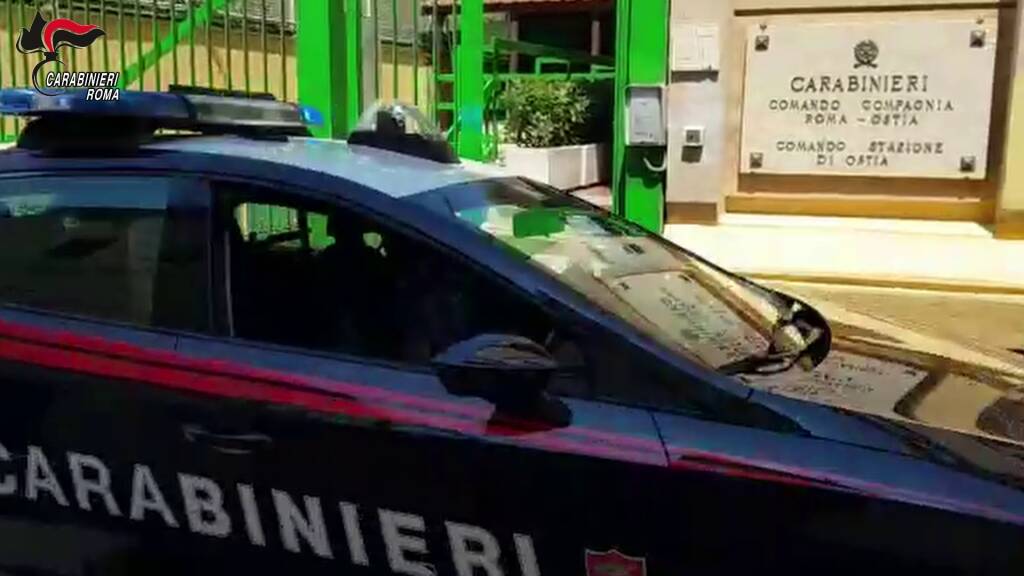 Ostia, “Dacci mezzo milione di euro e ti lasciamo stare”: 2 arresti