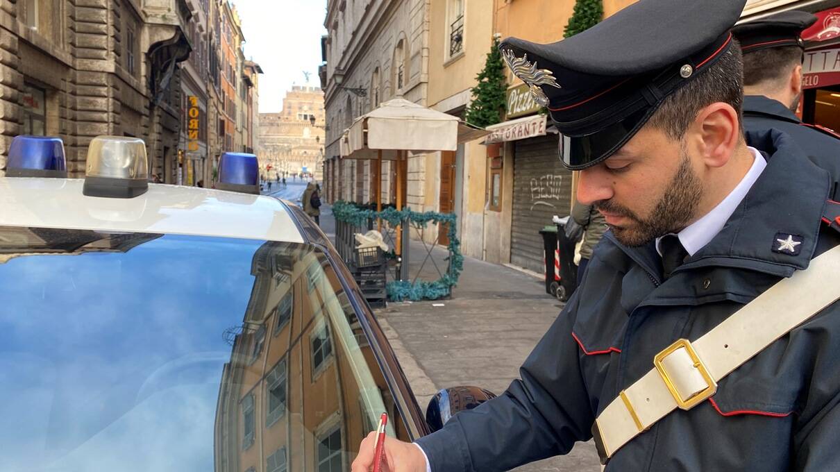 Roma, ruba il cellulare in una boutique del centro: acciuffato da un commesso