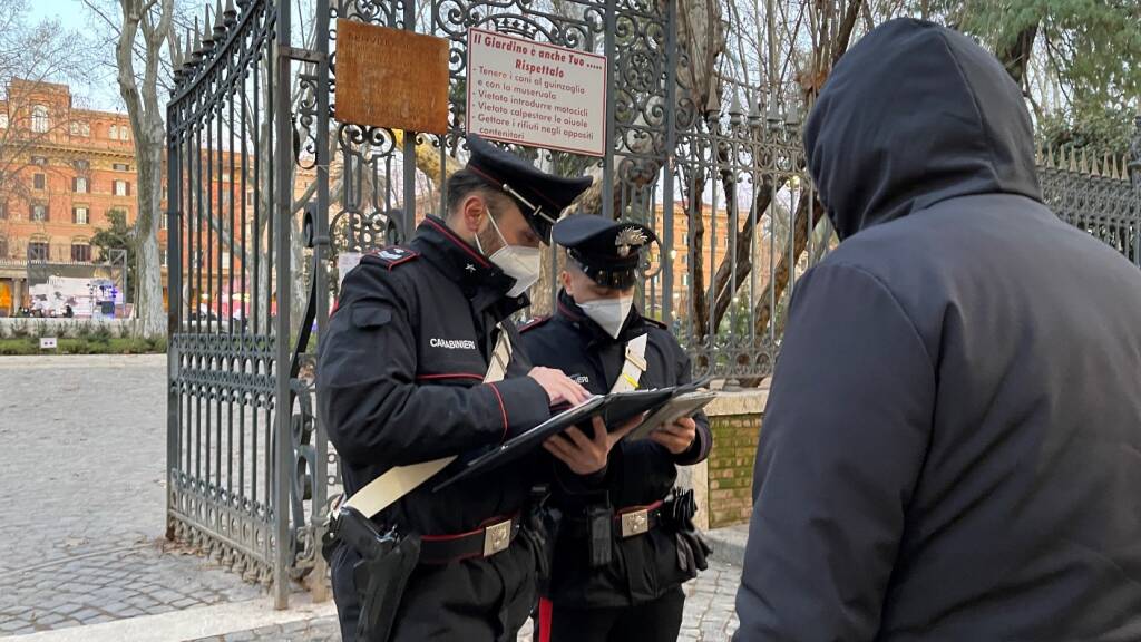 Roma, pusher evade dai domiciliari per danneggiare le auto in sosta: arrestato