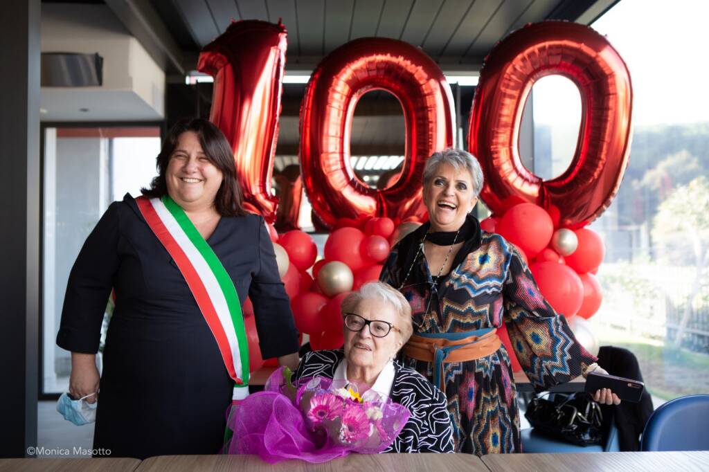 Sabaudia, la professoressa Mallardo Romito compie 100 anni: gli auguri del sindaco