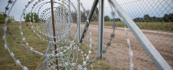 Muri e filo spinato contro i migranti: la proposta di 12 Paesi dell’Ue per “proteggere le frontiere”