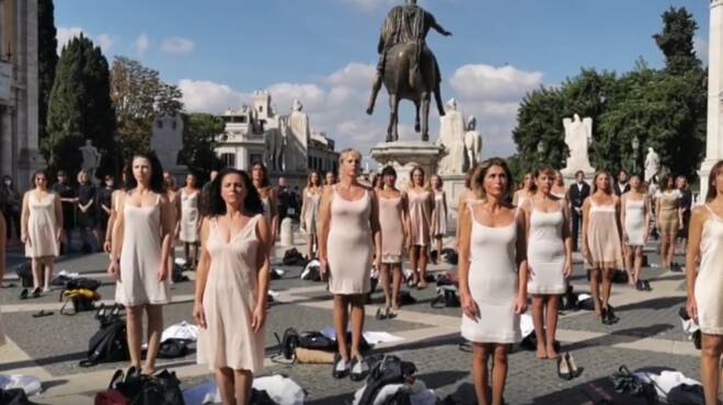 Flash mob di protesta: le hostess di Alitalia si spogliano in Campidoglio – VIDEO