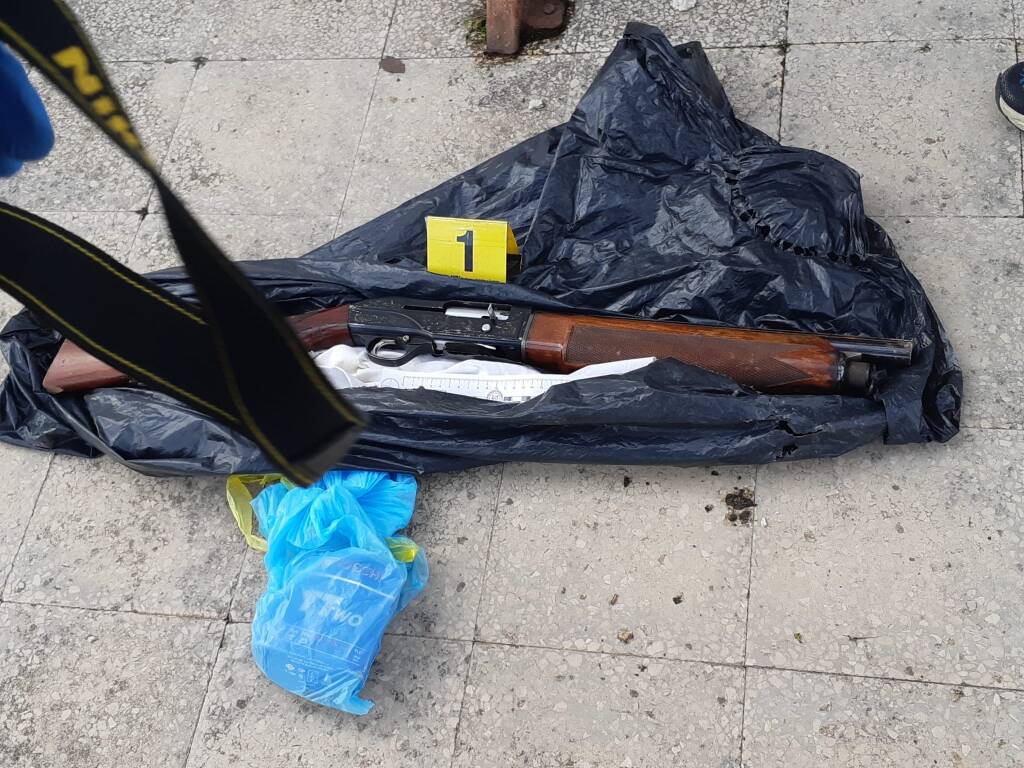 Una pistola e un fucile a canne mozze nascosti in casa: arrestato pluripregiudicato a Latina