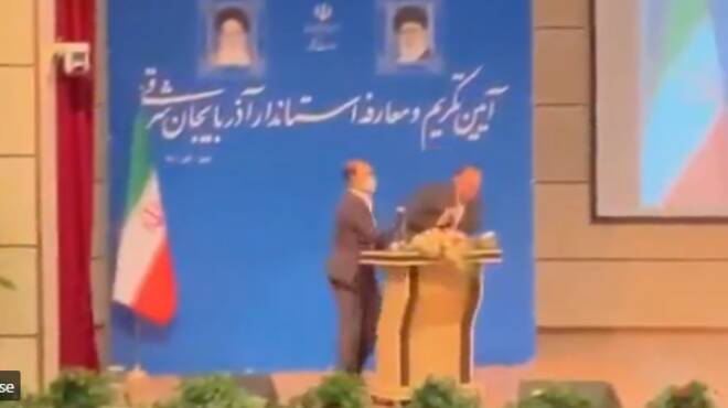 Iran, governatore schiaffeggiato durante la cerimonia d’insediamento