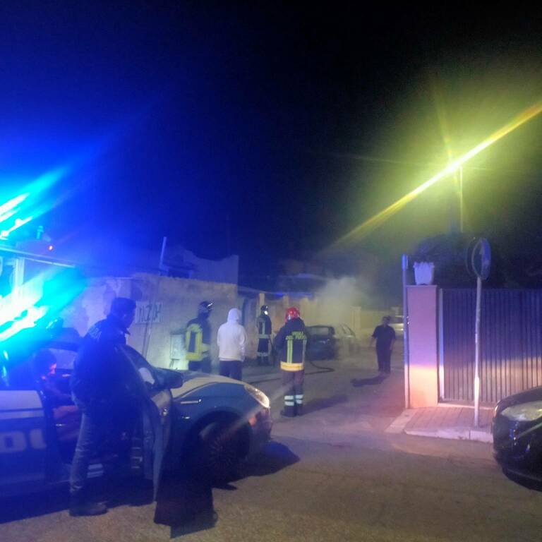 Notte di fuoco a Isola Sacra: incendio auto in via dell’Arenile