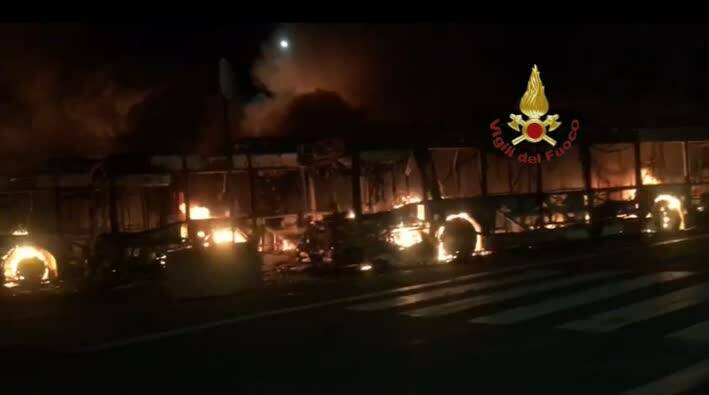 Roma, inferno di fuoco nel deposito Atac: 30 autobus distrutti