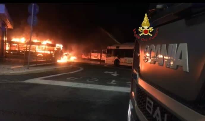 Roma, inferno di fuoco nel deposito Atac: 30 autobus distrutti