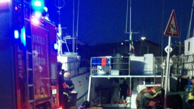Incendio al porto di Civitavecchia nella notte: fumo da un motopeschereccio