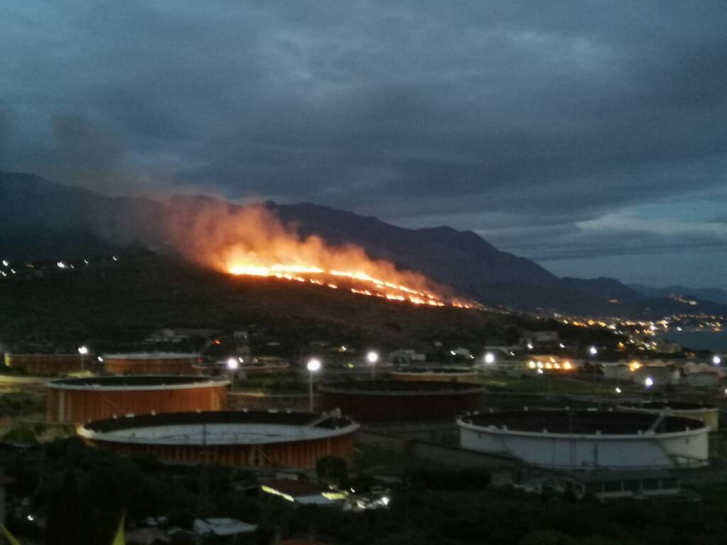 Gaeta, maxi incendio devasta il Monte Conca: le fiamme minacciano le case