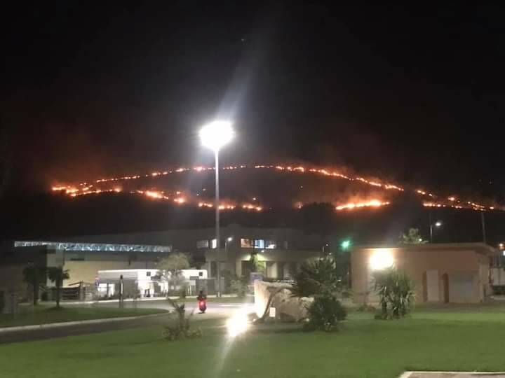 Gaeta, maxi incendio devasta il Monte Conca: le fiamme minacciano le case
