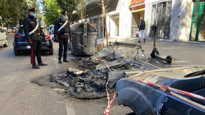 Roma, un’auto e sei cassonetti incendiati in via Francesco Grimaldi: arrestato 29enne