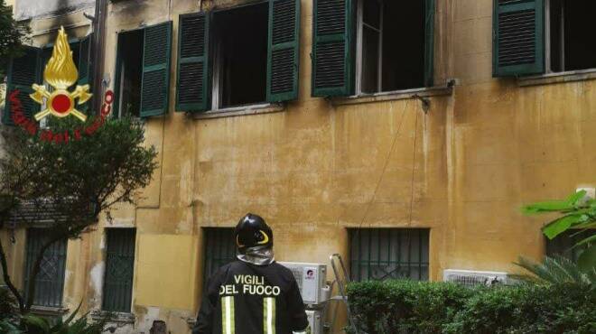 Roma, incendio in un appartamento: 50enne finisce in ospedale in codice rosso