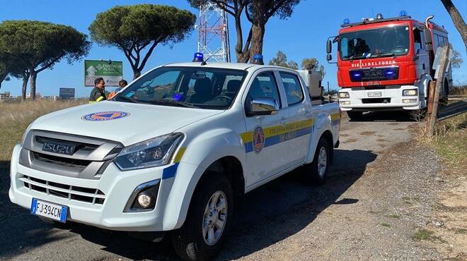 Incendio in via di Acilia: a fuoco un mucchio di sterpaglie a ridosso della strada