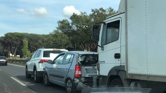 Maxi incidente sulla Colombo: coinvolti più veicoli, traffico in tilt verso l’Eur
