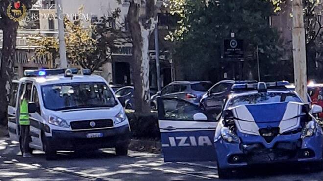 Roma, tram si scontra con una volante della Polizia: due agenti in codice rosso