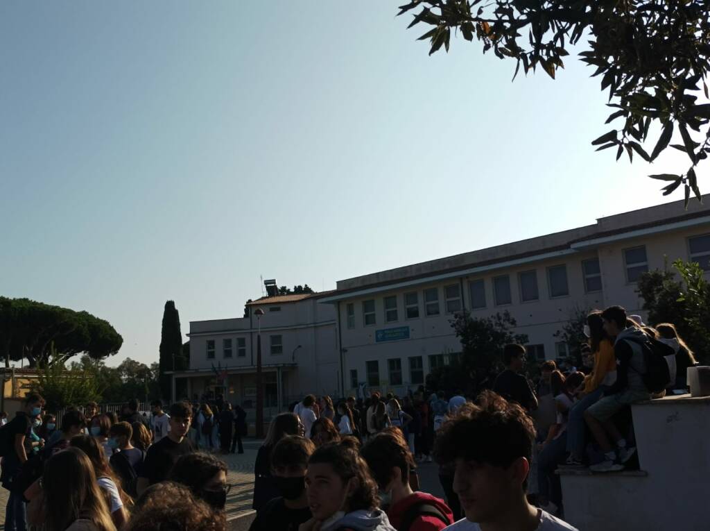 Maccarese, orari sballati e trasporti impossibili: studenti del liceo Da Vinci in sciopero
