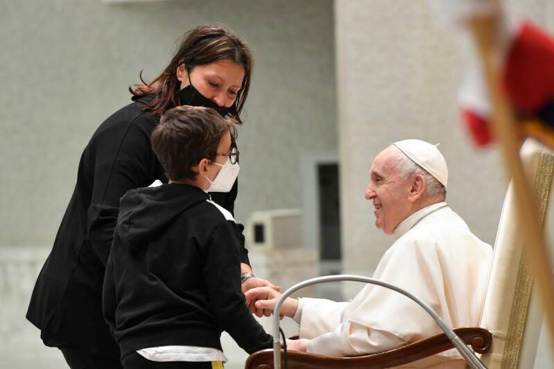 Fuoriprogramma in Vaticano: bimbo interrompe l’Udienza per giocare con il Papa – FOTO