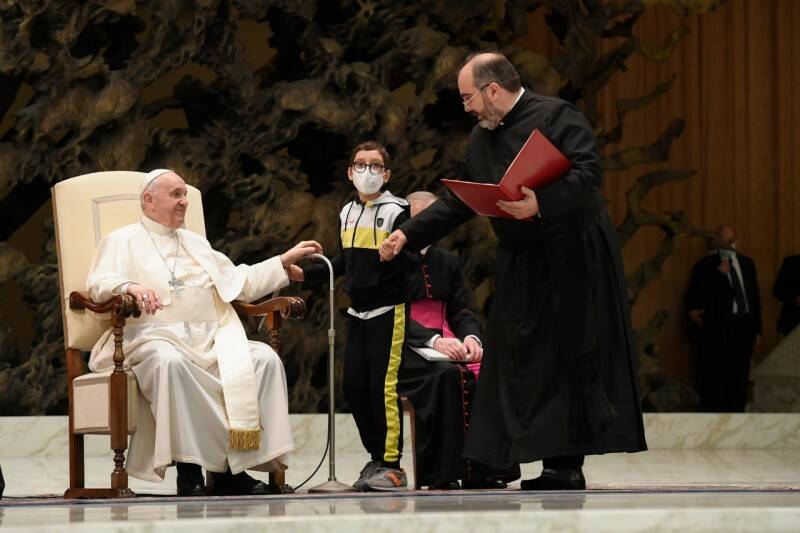 Fuoriprogramma in Vaticano: bimbo interrompe l’Udienza per giocare con il Papa – FOTO
