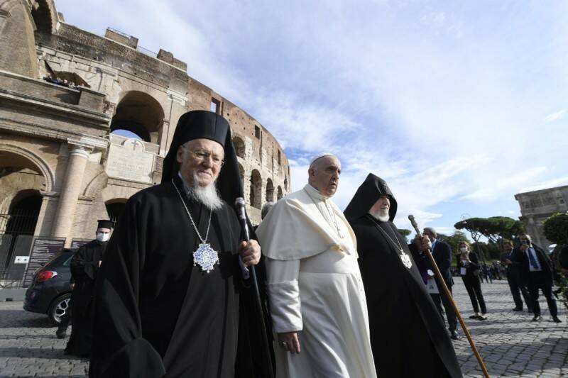 Dal Colosseo il grido di Francesco per la pace: “La guerra si prende gioco della vita umana”