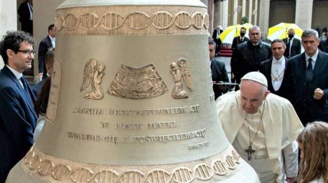 Il Papa benedice le campane per “i bambini mai nati”: “Il loro suono annunci la vita”