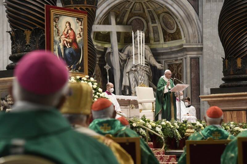 Il Papa apre il Sinodo, Francesco ai vescovi: “Non è una convention, ascoltiamo lo Spirito”