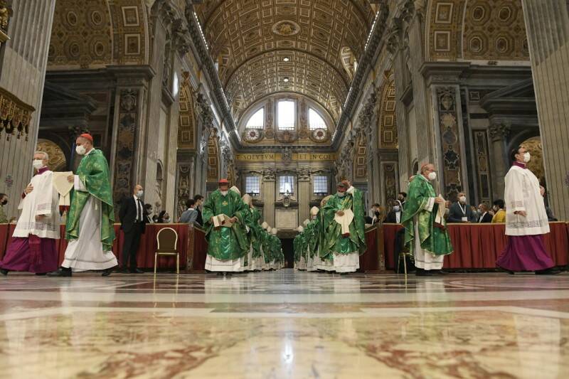 Il Papa apre il Sinodo, Francesco ai vescovi: “Non è una convention, ascoltiamo lo Spirito”