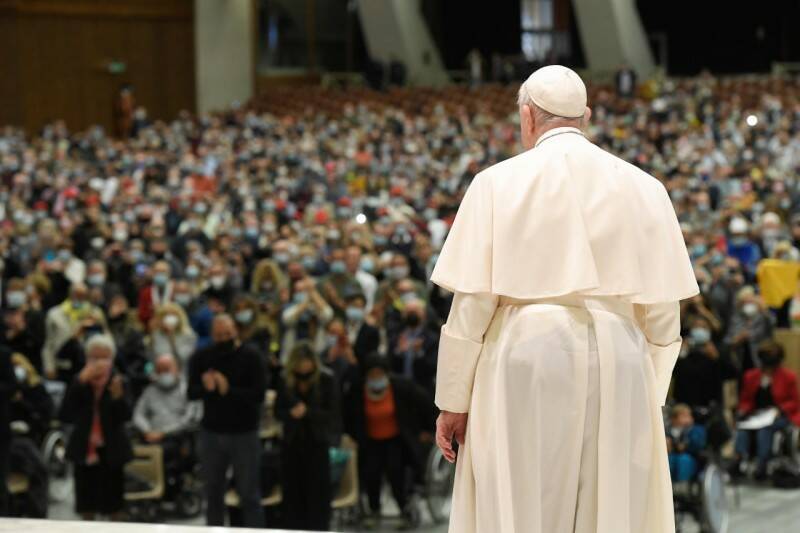 Il Papa: “La vera libertà cresce con l’amore, ma non quello da telenovela”