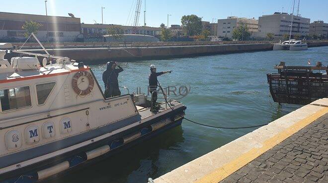 Peschereccio affondato nel porto canale di Fiumicino: le operazioni di recupero