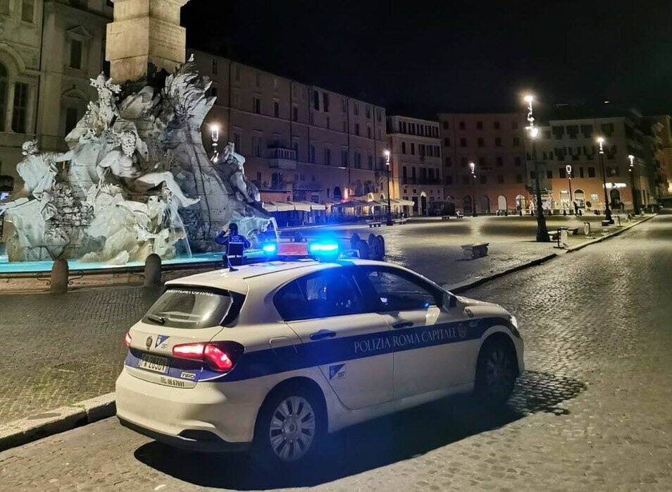 Roma, scambiano la fontana di piazza Navona in piscina: multa e daspo per altri 4 turisti