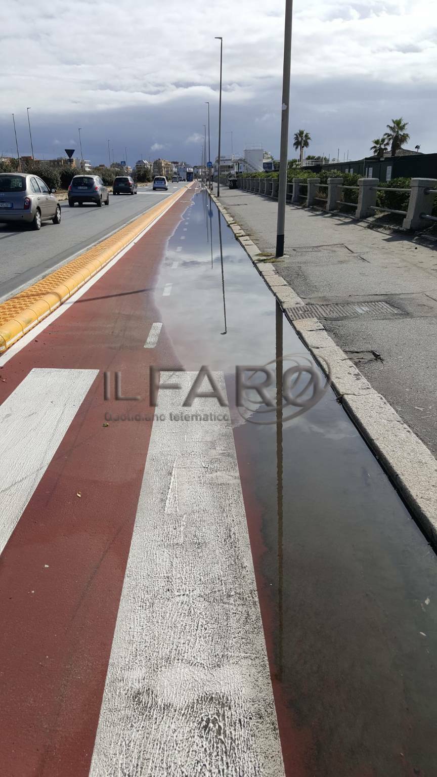 Maltempo, si allaga la pista ciclabile di Ostia: la pioggia porta via anche la vernice