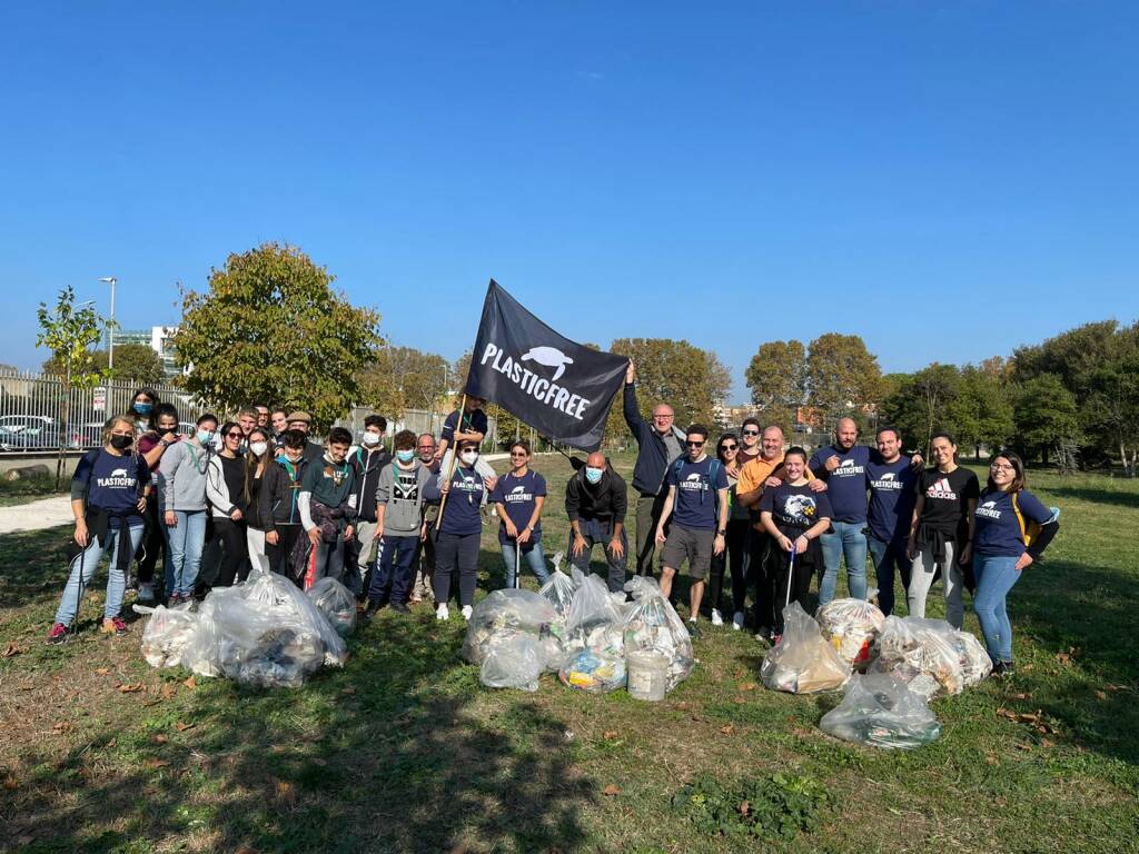 Fiumicino, 150 chili di rifiuti raccolti a Villa Guglielmi dai volontari di Plastic Free