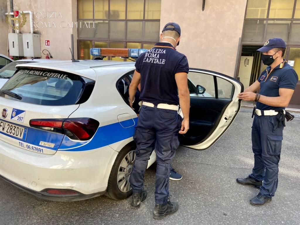Roma, la insegue e le ruba la borsa dall’auto: arrestato 52enne