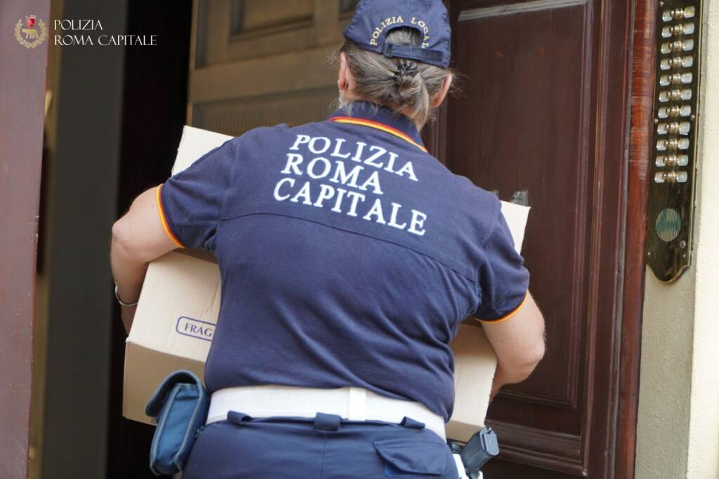 Roma, la Polizia locale dona beni di prima necessità a mamme e bimbi afgani