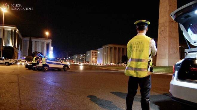 Eur, cade un ramo in viale dei Tupini e colpisce due auto: 2 giovani feriti