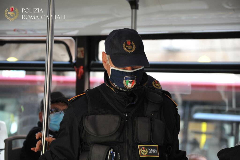 Roma, passeggero no-mask su un autobus di linea: multato e lasciato “a piedi”