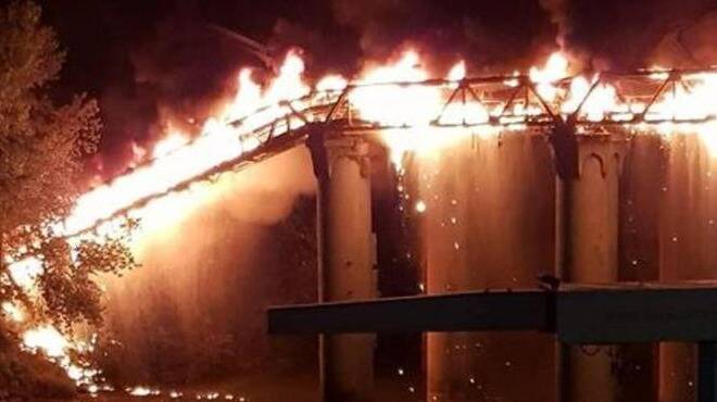 Roma, incendio sul Tevere: crolla tra le fiamme il ponte dell’Industria