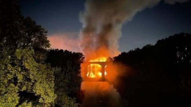 Fiamme sul Tevere, incendio fa crollare il ponte dell'Industria